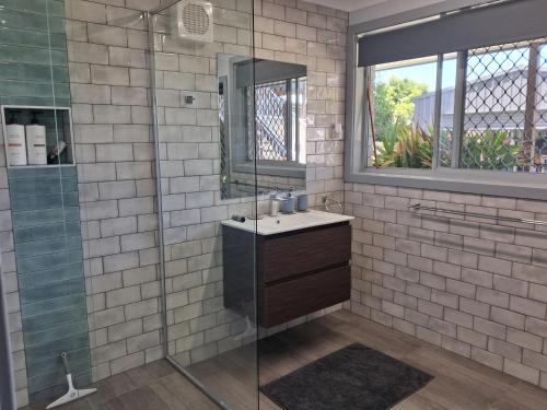 een badkamer met een wastafel en een glazen douche bij Bonnys Bliss in Bonny Hills