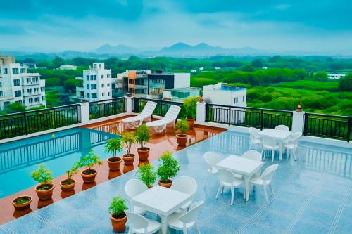 Bazén v ubytování De Glance Udaipur nebo v jeho okolí