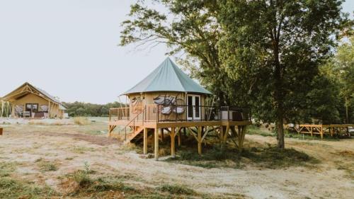 Φωτογραφία από το άλμπουμ του Luxurious Safari Tent for a Romantic Getaway in Cedar Bluff, Alabama σε Gaylesville