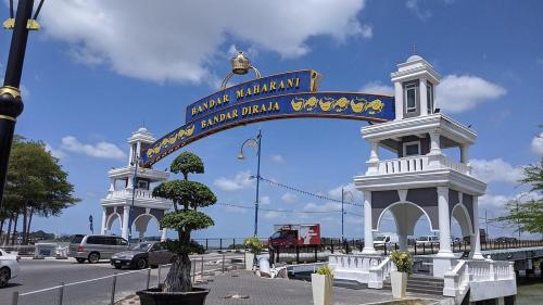 ein großer Bogen mit einem Schild auf einem Gebäude in der Unterkunft rumah pt sari 