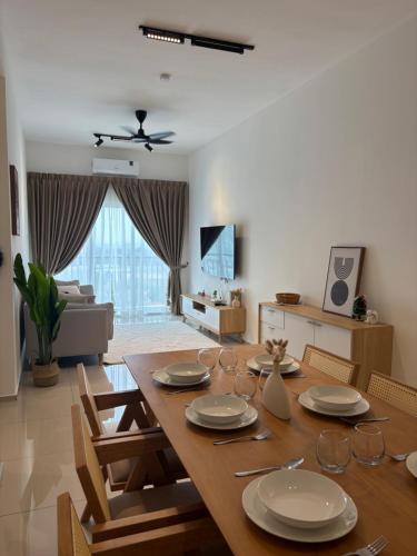 アロースターにあるmuji house d'aman residence alor setarのテーブルのあるダイニングルームとリビングルーム