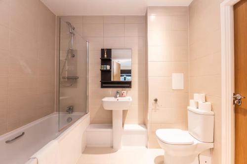 Ένα μπάνιο στο Pass the Keys Bright 2Bed 2Bath Flat - 2 mins to Tube & Parking