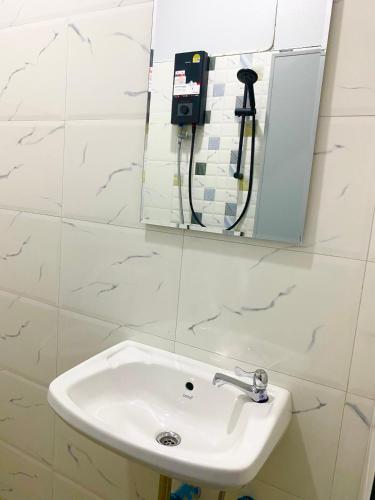 a bathroom with a sink and a mirror at Singgah Homestay Yala in Ban Sarong