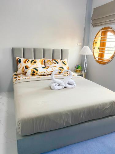 a bedroom with a bed with two swans on it at Singgah Homestay Yala in Ban Sarong