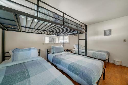 Ένα ή περισσότερα κρεβάτια σε δωμάτιο στο Highland Estates, 5 Private Units for 1 Group!