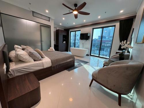 Un dormitorio con una cama grande y un ventilador de techo. en Diamond Light Hotel, en Hanói