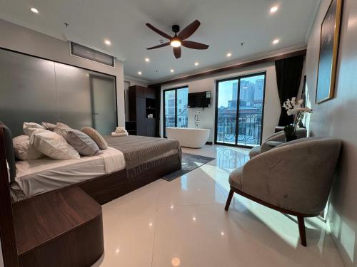 Un dormitorio con una cama y un ventilador de techo. en Diamond Light Hotel, en Hanói