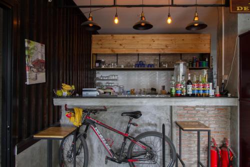 un vélo est garé devant un bar dans l'établissement Samed Big Tree, à Ko Samet