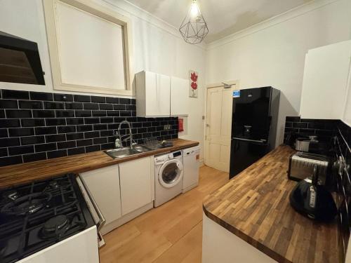 Nhà bếp/bếp nhỏ tại Monty's Residence - 10 Guests 7 Beds City Centre