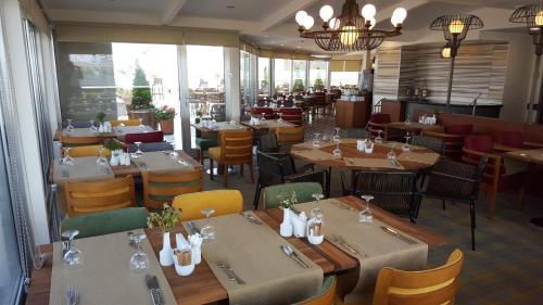 una sala da pranzo con tavoli e sedie e un ristorante di Taksim Gonen Hotel a Istanbul