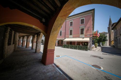 El barrio en el que está el hotel o un barrio cercano
