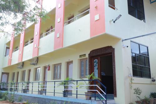 a view of the outside of a building at Somas kandar Lodge in Sūrandai