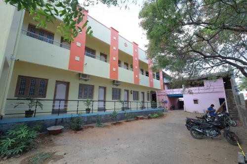 a building with motorcycles parked in front of it at Somas kandar Lodge in Sūrandai