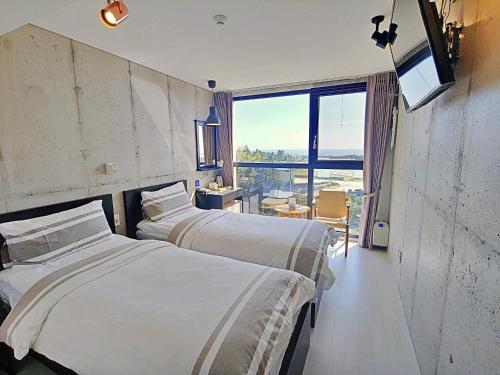 Postel nebo postele na pokoji v ubytování Hotel Stay Interview Jeju