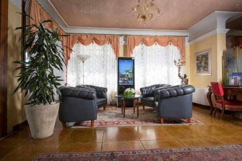 Una televisión o centro de entretenimiento en Hotel Spessotto