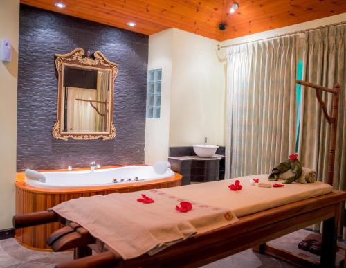 Ванная комната в Oasis Hotel Restaurant & Spa