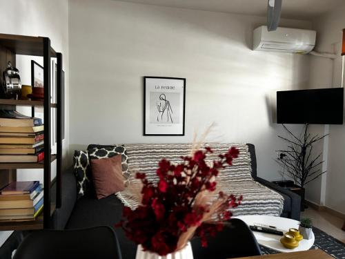 una sala de estar con un sofá y una mesa en Amelia's house, en Nauplia