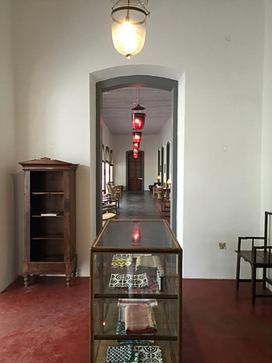 a hallway with a glass table in a room at Villa Helena in Puducherry