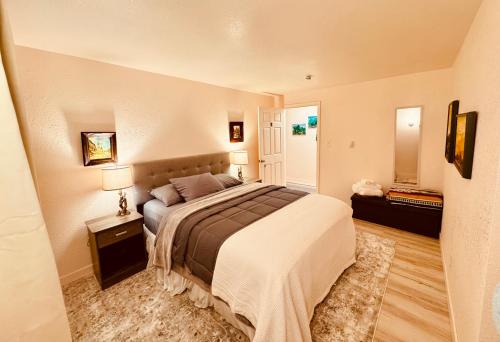 Ένα ή περισσότερα κρεβάτια σε δωμάτιο στο Spacious 4-Bedroom House Near Olympic NP & Hoh Rainforest