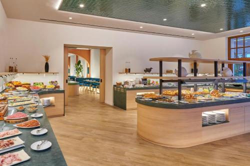 um buffet com muitos tipos diferentes de comida em Le Meridien Ra Beach Hotel and Spa em El Vendrell