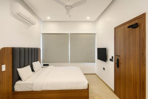 a bedroom with a bed and a window at Konnect Inn-New Delhi Railway Station in New Delhi