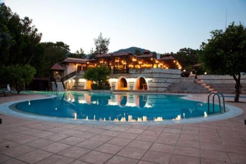 Bazén v ubytování Pine Park Holiday Club nebo v jeho okolí