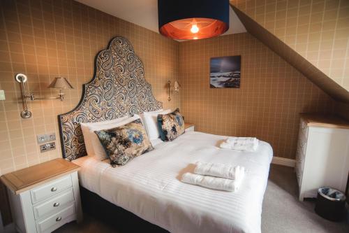 ターバートにあるKirklea Island Suitesのベッドルーム1室(大型ベッド1台、タオル2枚付)