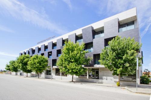 um edifício de escritórios com árvores em frente em Eurostars Oporto em Porto