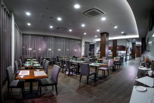 Keoja Hotel tesisinde bir restoran veya yemek mekanı