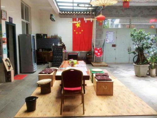 騰衝市にあるBeret B & Bのテーブルと椅子が置かれた広い部屋