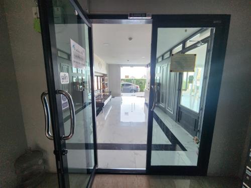 Fotografie z fotogalerie ubytování The High One Bangsaen v destinaci Ban Laem Thaen