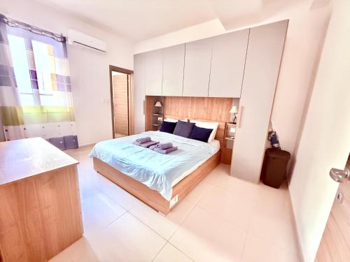Postel nebo postele na pokoji v ubytování Modern Apartment In Centre Of Gzira