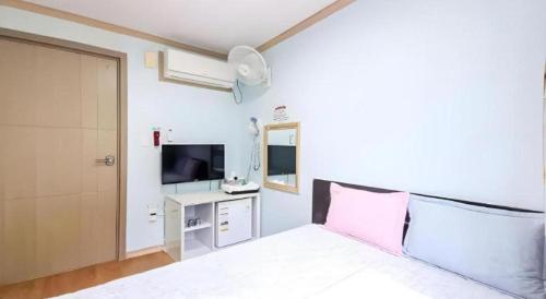 TV a/nebo společenská místnost v ubytování Ace Hotel