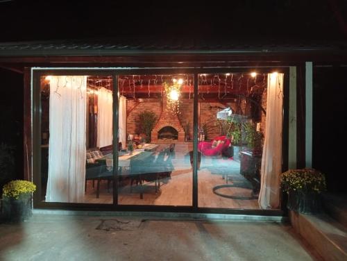 DrăgăneasaにあるCasa RiAnのリビングルームを望むダイニングルーム