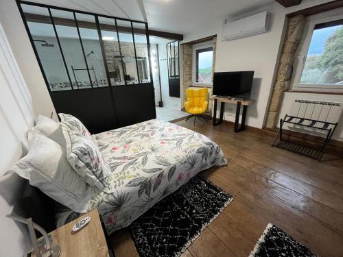 Postel nebo postele na pokoji v ubytování Chambre d'hôtes Domaine Cherps Spa et piscine