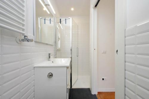 un bagno bianco con lavandino e specchio di Anita a Roma