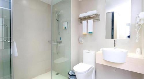 een badkamer met douche, toilet en wastafel bij City Comfort Inn Jiangmen Xinhui Xiangshan Park in Xinhui