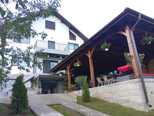 DrăgăneasaにあるCasa RiAnの白い大きな建物(ポーチと椅子付)