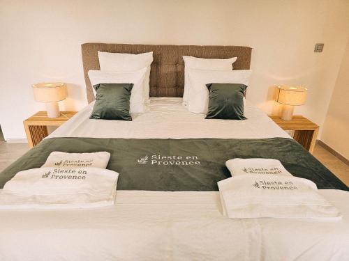 Postel nebo postele na pokoji v ubytování Suite Sieste en Provence
