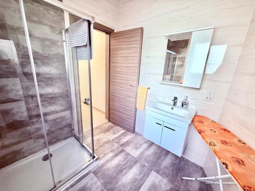 Koupelna v ubytování Modern Apartment In Centre Of Gzira