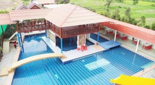 Bazén v ubytování VC Phayao Hotel nebo v jeho okolí