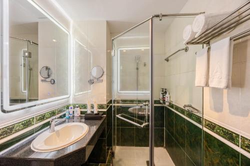 a bathroom with a sink and a shower at A25 Hotel - 277 Lê Thánh Tôn in Ho Chi Minh City