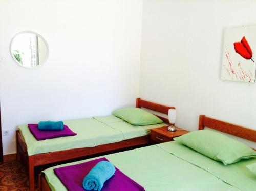 2 łóżka pojedyncze w pokoju z lustrem w obiekcie Guest house Perfect Location w Bol