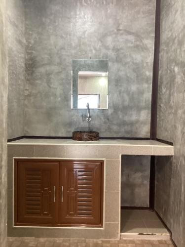 een badkamer met een wastafel en een spiegel bij Baan Saitharn Koh Lanta in Ban Not (1)
