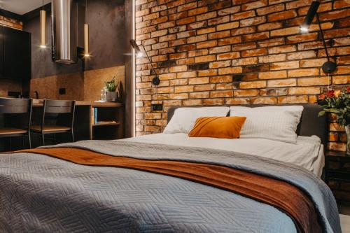 Un pat sau paturi într-o cameră la Walońska 19 - Luxury Loft Apartment - siłownia, sauna, self-check in - Fair Rentals