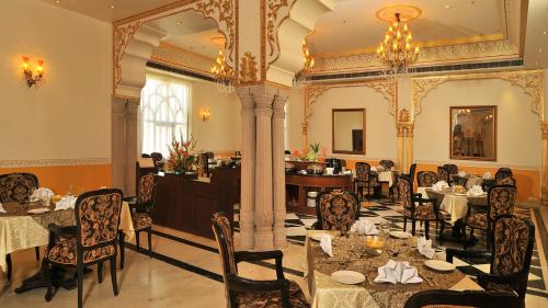 En restaurang eller annat matställe på Rajasthali Resort & Spa