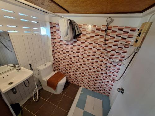een badkamer met toilet, wastafel en douche bij Stay with me in Pai in Pai
