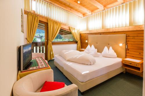 Un pat sau paturi într-o cameră la Garni - Hotel Rinner Julia