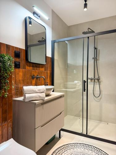 a bathroom with a sink and a shower at Żurawia Kraina in Bitkowo
