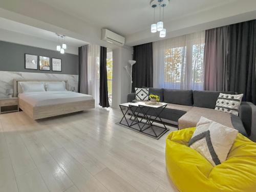 una sala de estar con una cama y un sofá en Reina Apartments Skopje with FREE Parking, en Skopje